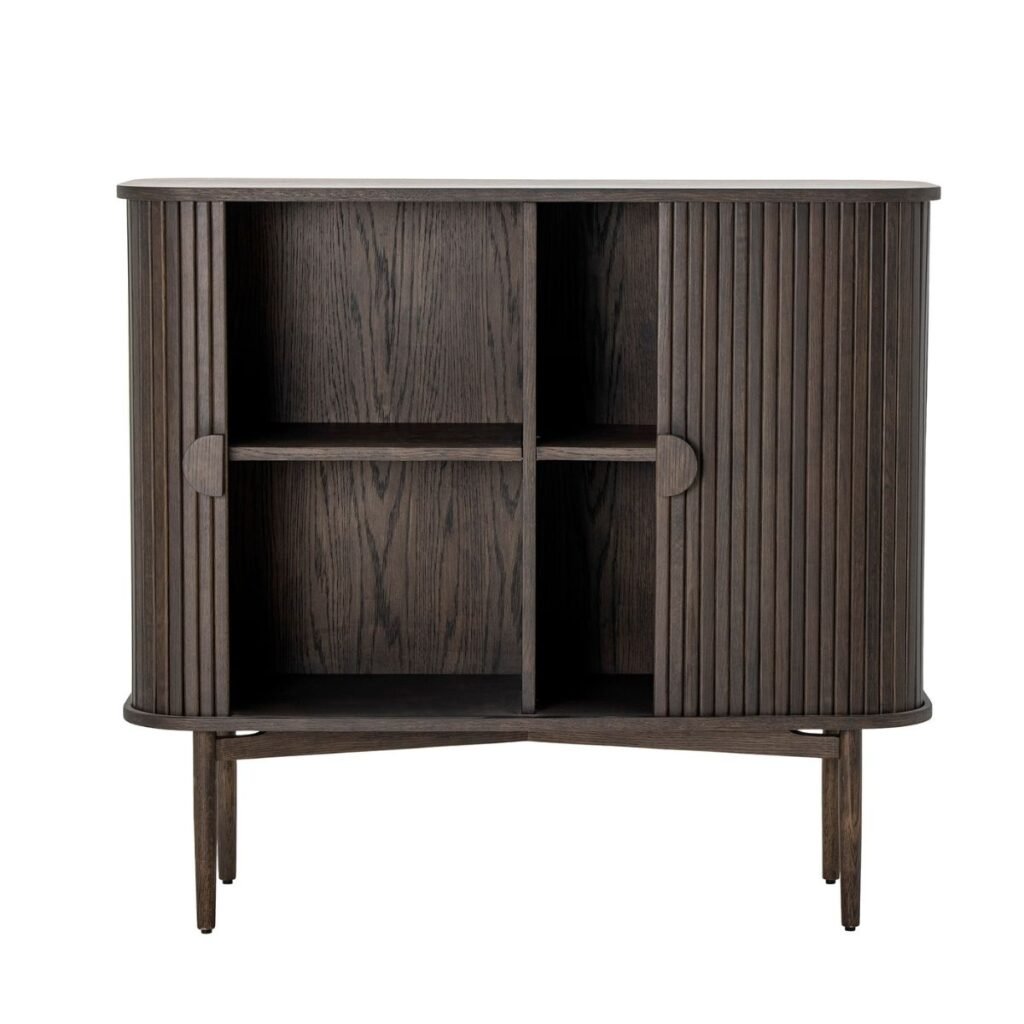 Buffet en bois foncé avec portes ouvertes, révélant un espace de rangement divisé en plusieurs compartiments. Son design rainuré apporte texture et raffinement.