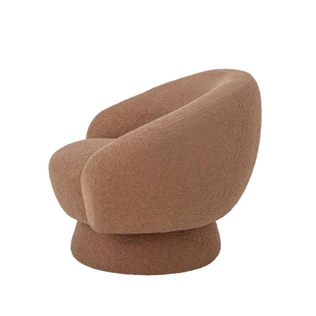 Fauteuil design en bouclette couleur terracotta, vu de profil, mettant en valeur ses courbes douces et son piètement circulaire. 