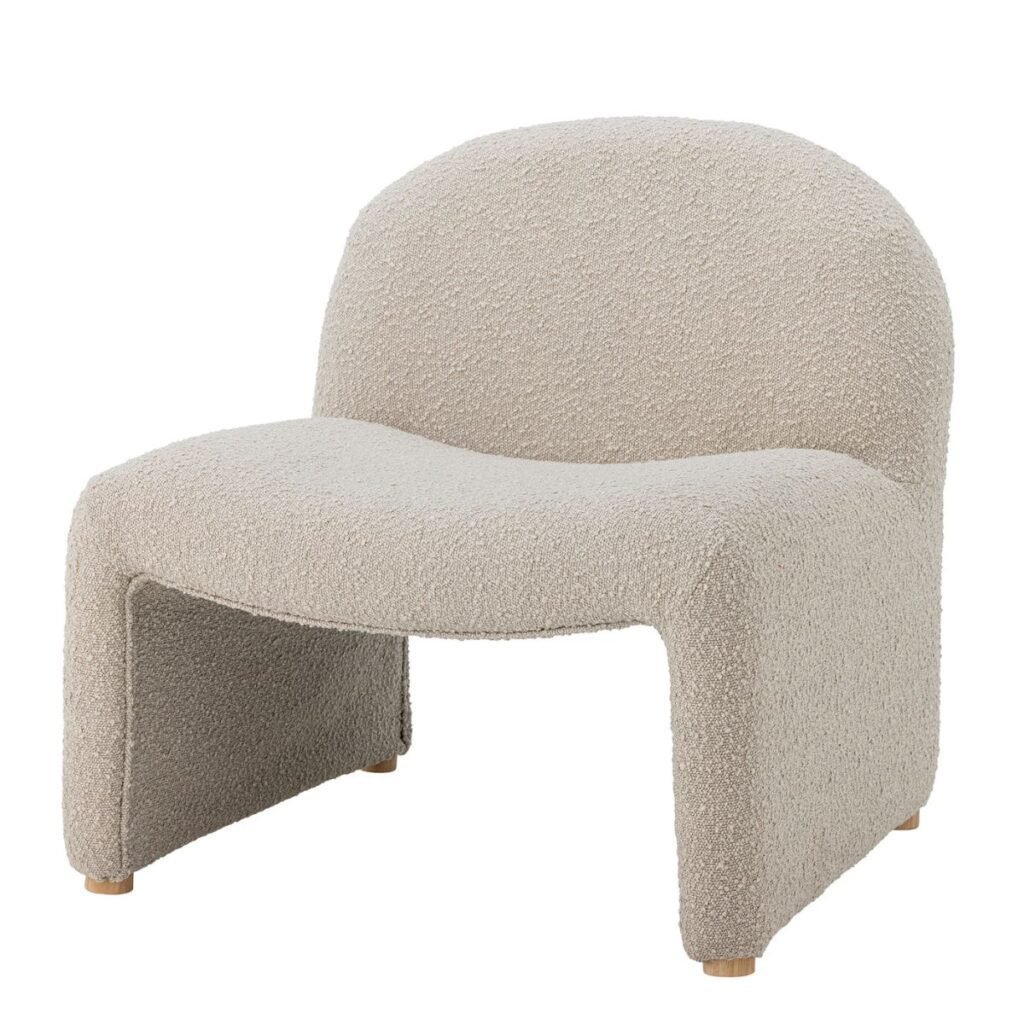 Fauteuil moderne en tissu bouclette beige, avec une silhouette ondulée et une structure minimaliste, offrant un confort enveloppant.