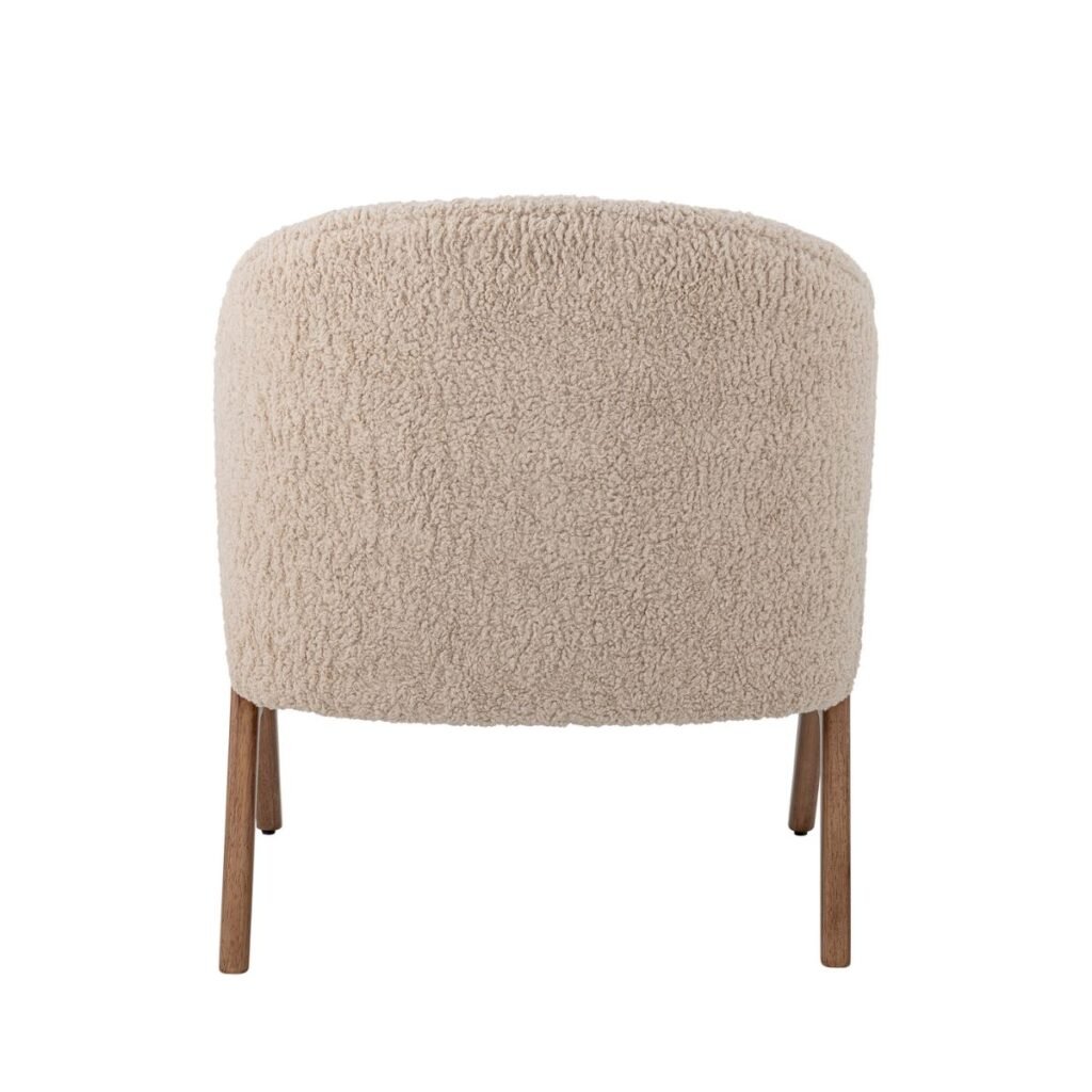 Fauteuil cosy en bouclette beige avec une base en bois massif vu de dos. Son design minimaliste et ses lignes arrondies lui confèrent un style scandinave. Idéal pour un intérieur chaleureux et élégant.